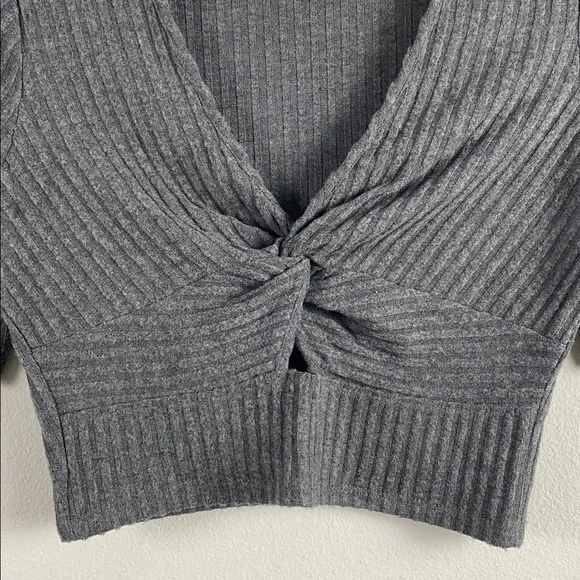 Abercrombie & Fitch Ribbed Knit Short Sleeve Crop Top | V Neck, Ruched/Keyhole - Picture 4 of 14